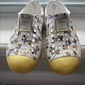 Native x DISNEY collab toddler Shoes - Gold and White